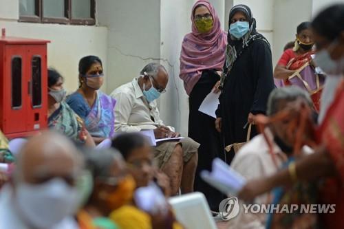 인도 첸나이의 한 병원에서 코로나19 백신 접종을 기다리는 사람들. [AFP=연합뉴스. 재판매 및 DB 금지]
