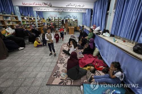 유엔이 운영하는 학교로 대피한 가자지구 민간인들