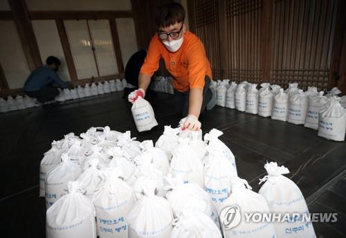 유네스코 인류무형문화유산이자 중요무형문화재 13호인 강릉단오제를 앞두고 지난 13일 강릉시 대도호부 관아 칠사당에 신주를 빚는 데 사용할 신주미(쌀)가 도착하고 있다.[촬영 이해용]