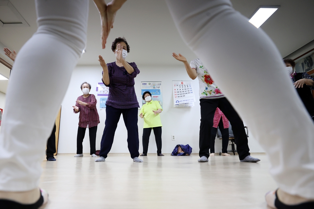 1년 4개월 만에 열린 서울 양천구 만수경로당의 댄스 교실