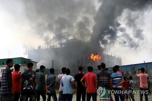 대형 화재가 발생한 방글라데시 다카 인근 식품 공장. [로이터=연합뉴스]