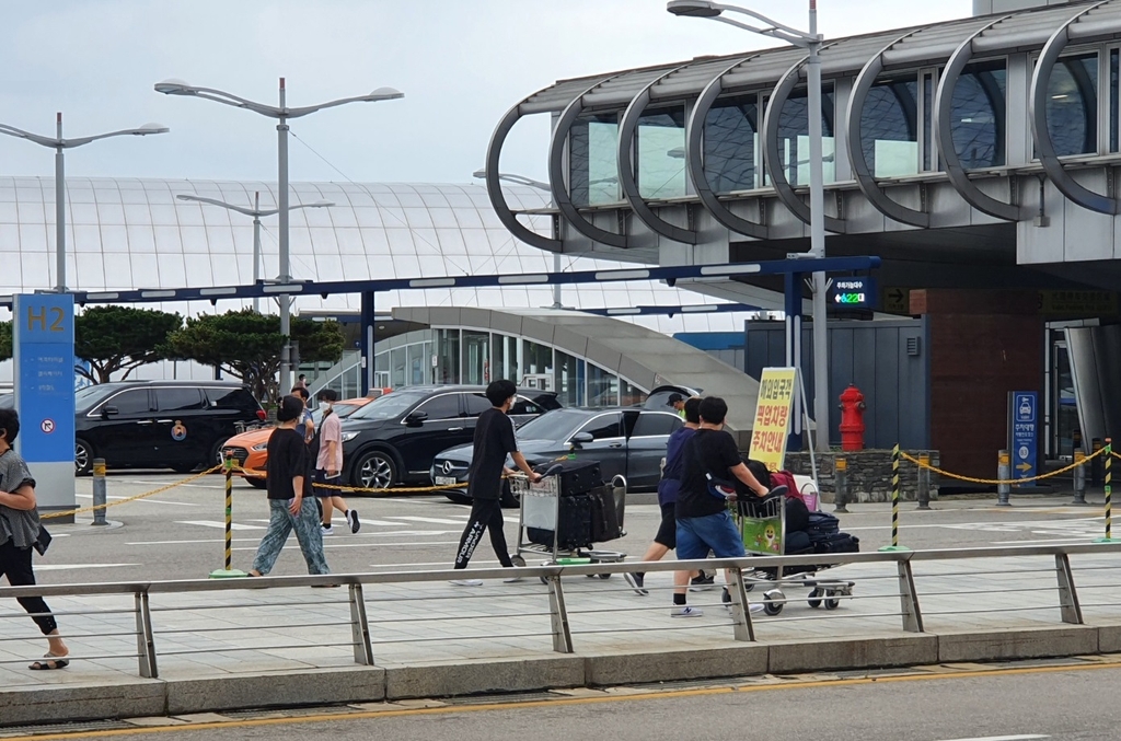 인천공항 단기 주차장으로 향하는 입국자들