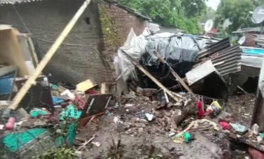 뭄바이에서 발생한 산사태로 무너진 주택. [ANI통신 트위터 캡처=연합뉴스. 재판매 및 DB 금지]