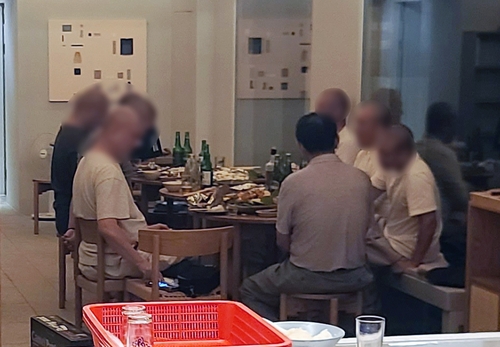 전남 유명사찰 스님들 한밤 술 파티 정황…목격자가 촬영해 신고