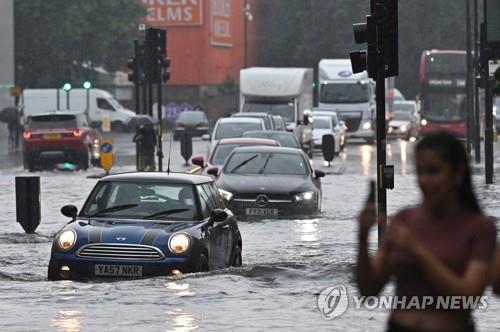 런던 또 물난리…서유럽, 홍수·산불로 끊이지 않는 신음