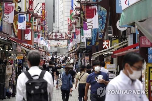(도쿄 AP=연합뉴스) 일본 수도 도쿄의 우에노역 주변 거리가 30일 행인들로 붐비고 있다. sungok@yna.co.kr