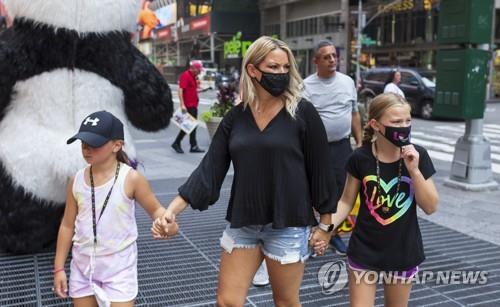 CDC가 실내 마스크 착용을 권고한 지난달 27일 미 뉴욕 거리