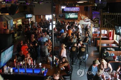 지난해 스터지스 축제 참석자들로 꽉 들어찬 술집