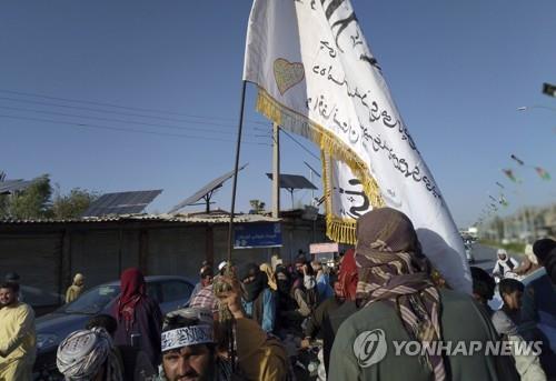 10일(현지시간) 아프간 서부 파라주의 파라시에서 깃발을 꽂는 탈레반[AP=연합뉴스]