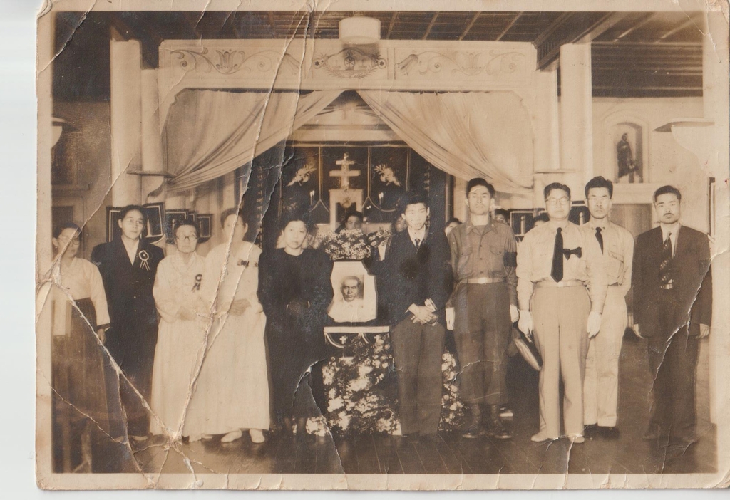 안중근 의사의 차남 안준생의 장례식, 1951. 왼쪽에서 네번째가 안성녀 여사.