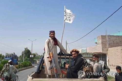 아프간 라그만주에서 차에 탈레반 상징 깃발을 꽂고 이동 중인 탈레반 전투요원. [AFP=연합뉴스]