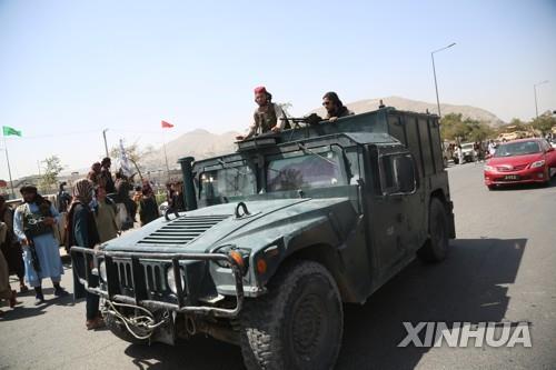 아프간 수도 카불에서 군용차량을 타고 순찰하는 탈레반. [신화=연합뉴스]