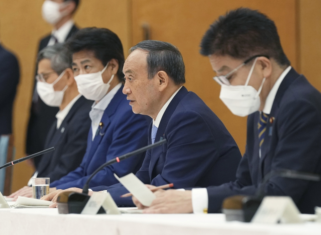 (도쿄 교도=연합뉴스) 스가 요시히데 일본 총리가 17일 관저에서 코로나19 대책본부 회의를 주재하고 있다. 