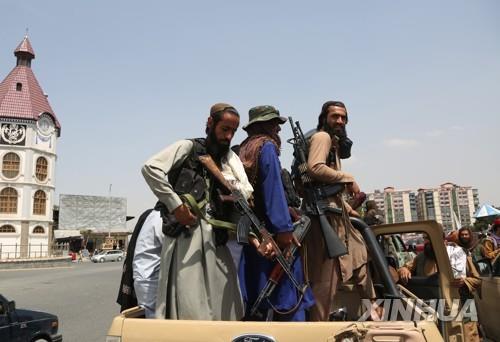아프간 수도 카불에서 군용 차량에 올라가 있는 탈레반 대원. [신화=연합뉴스]