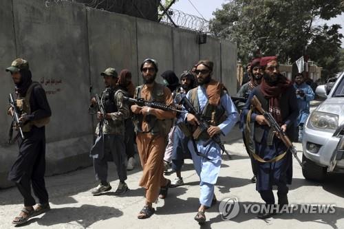 미제 무기 들고 수도 카불 순찰하는 탈레반