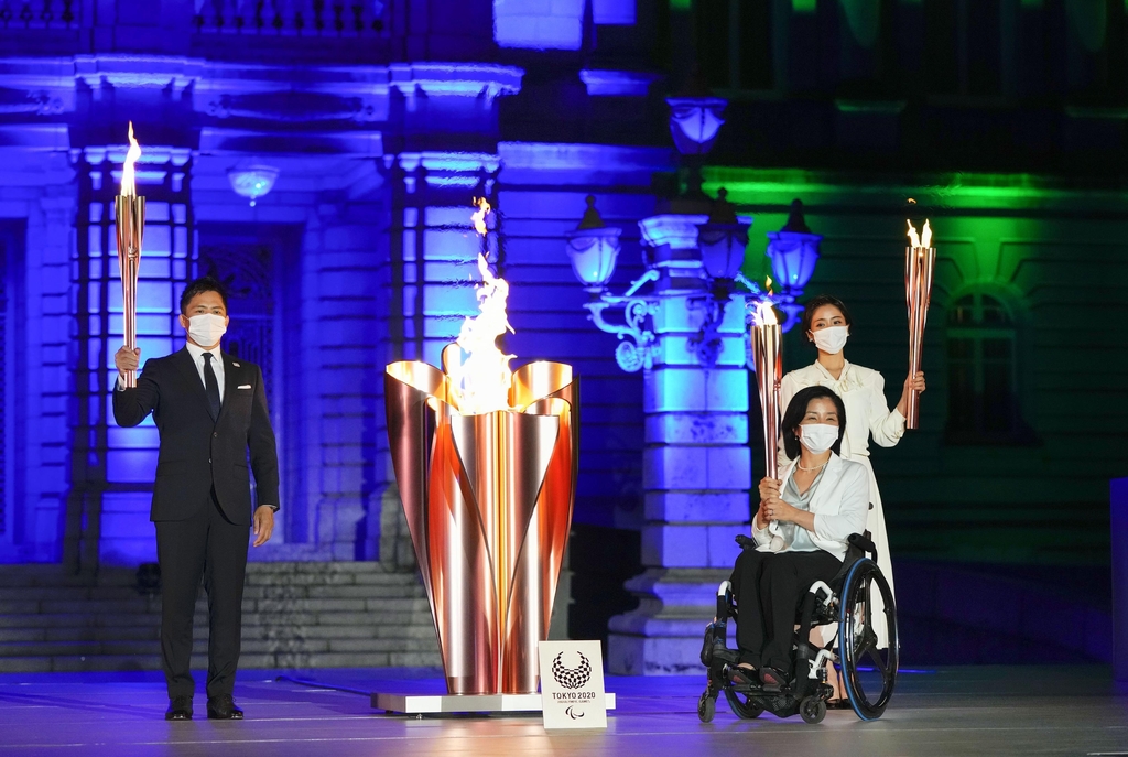 (도쿄 교도=연합뉴스) 20일 저녁 도쿄 모토아카사카 영빈관에서 일본 전국 47개 도도부현(都道府縣·광역자치단체)과 패럴림픽 발상지인 영국 스토크맨더빌에서 채화한 불꽃을 하나의 성화로 만드는 집화식(集火式)이 열리고 있다. 