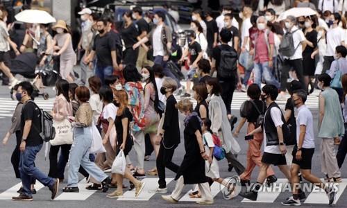 (도쿄 EPA=연합뉴스) 18일 오후 일본 도쿄(東京) 도심의 횡단보도가 마스크를 쓴 행인들로 붐비고 있다.