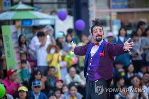 안산거리극축제 2년 만에 개최…실내에서 공연