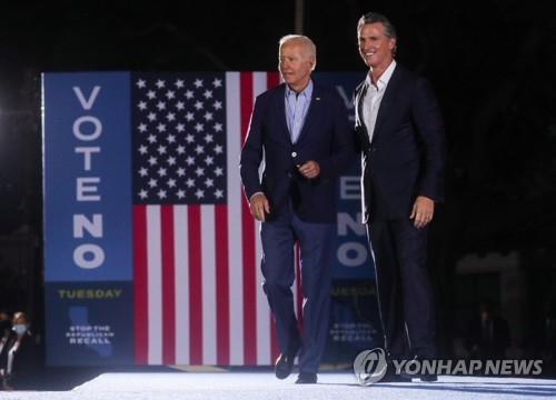 캘리포니아 주민소환 투표 유세에 나선 조 바이든 대통령과 개빈뉴섬 주지사