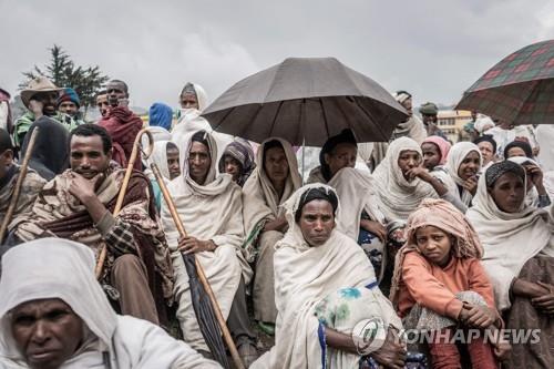 15일 에티오피아 북동부 다바트에 구호 식량을 받으러 온 피란민들