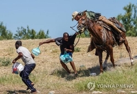 채찍으로 가축 몰이하듯 아이티 난민 내쫓은 미 국경순찰대