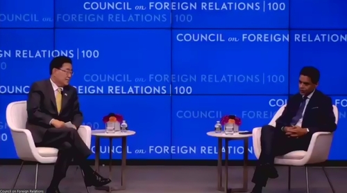 [줌 화상 캡쳐] CFR 대담회에 참석한 정의용 외교부장관과 파리드 자카리아 CNN 앵커