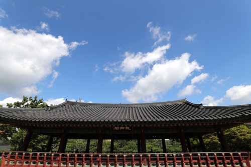 서울의 한 고궁 위로 펼쳐진 파란 하늘