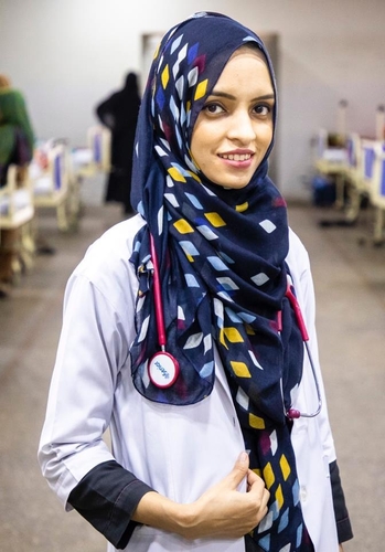 아프가니스탄 난민 출신 최초의 여의사인 살리마 레흐만(29)이 '2021 난센 난민상 아시아 지역 수상자로 선정됐다. [유엔난민기구 제공]
