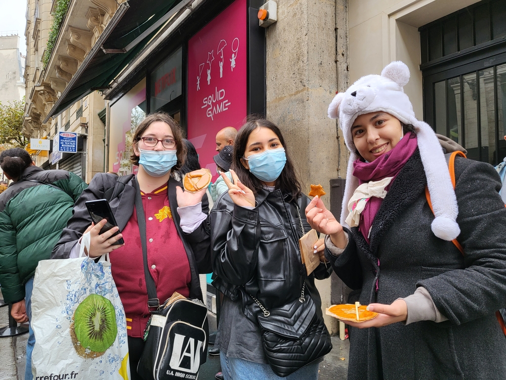 프랑스 파리 '오징어 게임' 팝업 스토어를 찾은 관람객들
