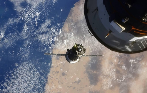 ISS 모듈에 도킹하는 소유스 우주선