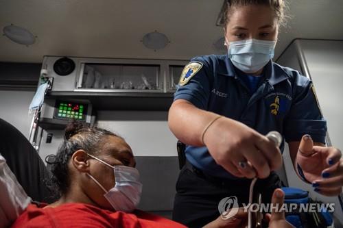 미국 한 병원의 응급실 밖 구급차에서 긴급치료를 받는 코로나19 환자
