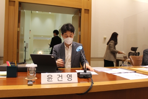 (뉴욕=연합뉴스) 강건택 특파원 = 주유엔 한국대표부 국정감사에 참석한 윤건영 의원