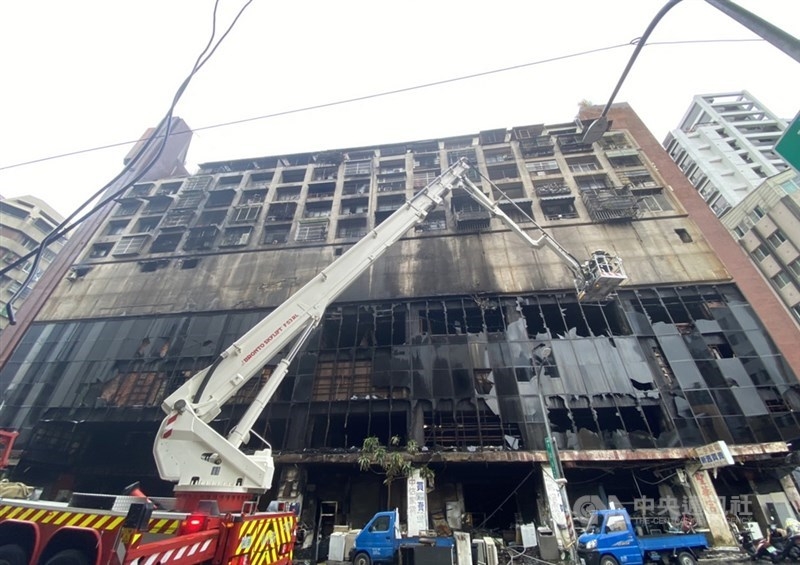 대만 가오슝 13층 건물 화재…9명 사망·44명 부상(종합) - 1