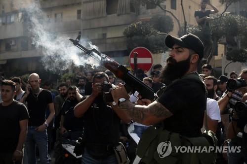 15일(현지시간) 레바논 수도 베이루트에서 열린 총격사건 희생자 장례식에서 허공을 향해 총을 쏘는 아말운동 지지자.[AP 연합뉴스 자료사진]