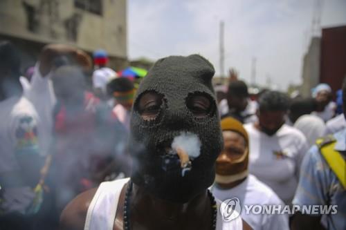 아이티 국가 행사 장소를 점령한 갱단 'G9 연맹' 조직원의 지난 7월 모습