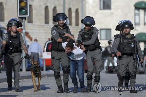예루살렘 구시가지 충돌 과정에서 팔레스타인 청년을 체포한 이스라엘 경찰관들