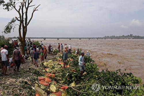  폭우로 물이 크게 불어난 네팔 카르날리강.