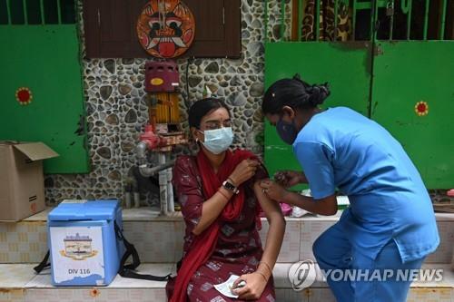  인도 첸나이에서 진행된 백신 접종 모습.