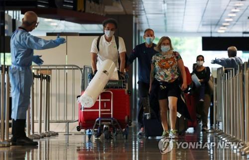 Passengers from the Netherlands arrive at Changi Airport. 2021.10.20