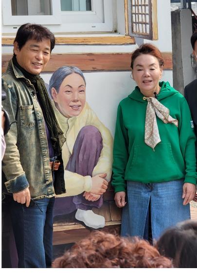 왼쪽부터 배우 박은수, 김수미