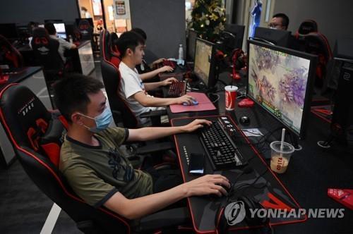 중국 베이징의 인터넷 카페에서 게임을 즐기는 사람들