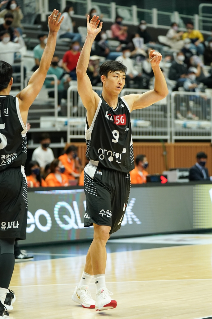 장거리 버저비터를 넣고 환호하는 kt 김영환.