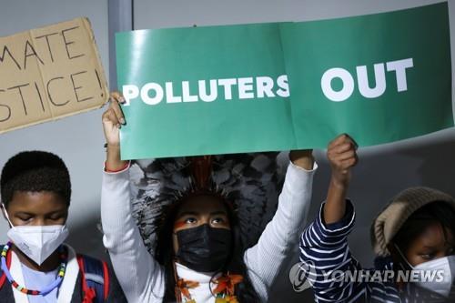 COP26 행사장 밖 시위자들 "환경파괴자들은 가라"
