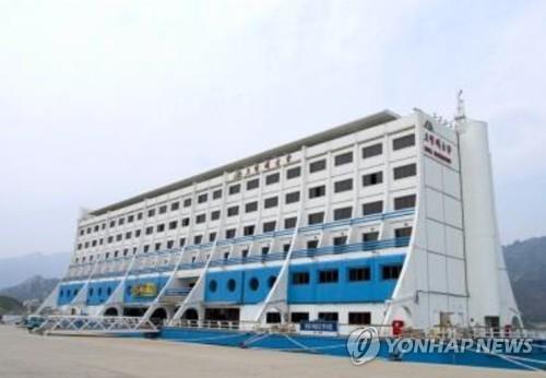 "녹슬어 가는 해상호텔"…CNN, 북한 해금강호텔 사연 조명