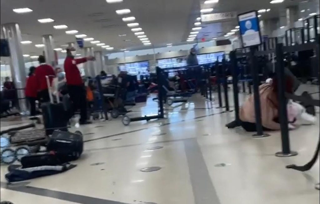 총기 오발 사고가 난 뒤 아수라장이 된 미국 애틀랜타 국제공항 내부