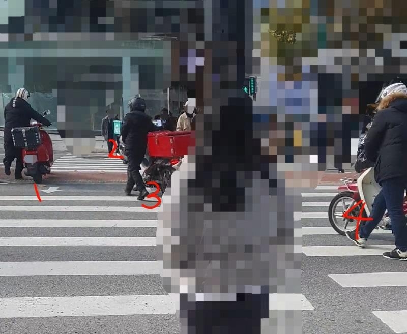 온라인 커뮤니티에 게재된 오토바이에서 내려 횡단보도를 건너는 운전자들의 모습