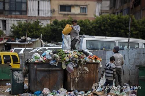 레바논 베이루트 시장 인근 쓰레기장을 뒤지는 아이들. 