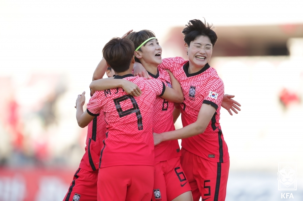 임선주의 역전 결승골에 기뻐하는 한국 선수들