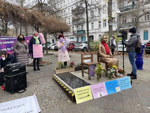 베를린 소녀상앞서 여성폭력 추방의날 집회…"소녀상 머물러야"