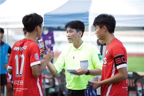 올해 8월 청룡기 전국중학교축구대회 부심을 맡은 최재수